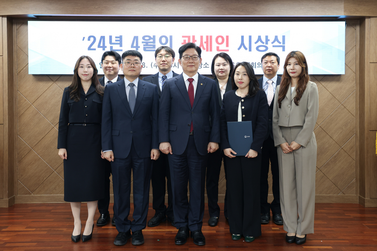 고광효 관세청장(가운데)이 지난 8일 2024년 4월의 관세인 및 분야별 유공자로 선정된 직원들과 기념촬영을 하고 있다