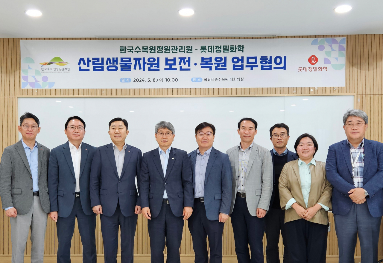 김용석(왼쪽 세 번째부터) 롯데정밀화학 대표이사와 류광수 한국수목원정원관리원 이사장, 한창술 백두대간수목원 원장 등이 8일 산림생물자원 보전·복원 업무협의에서 기념촬영을 하고 있다. [롯데정밀화학 제공]