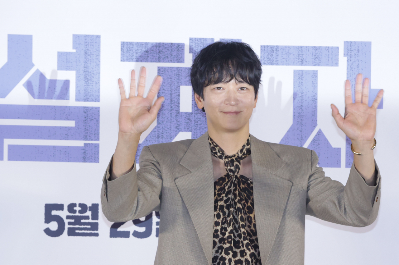 배우 강동원이 지난달 29일 오전 서울 용산구 CGV 용산아이파크몰에서 열린 영화 '설계자' 제작보고회에서 포즈를 취하고 있다. [연합]