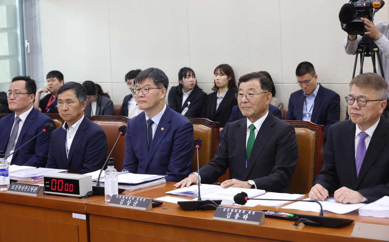 김상균 공론화위원장(오른쪽 두번째부터)과 이기일 보건복지부 제1차관 등이 지난달 30일 국회에서 열린 연금개혁특별위원회 전체회의에 참석해 있다.[연합]