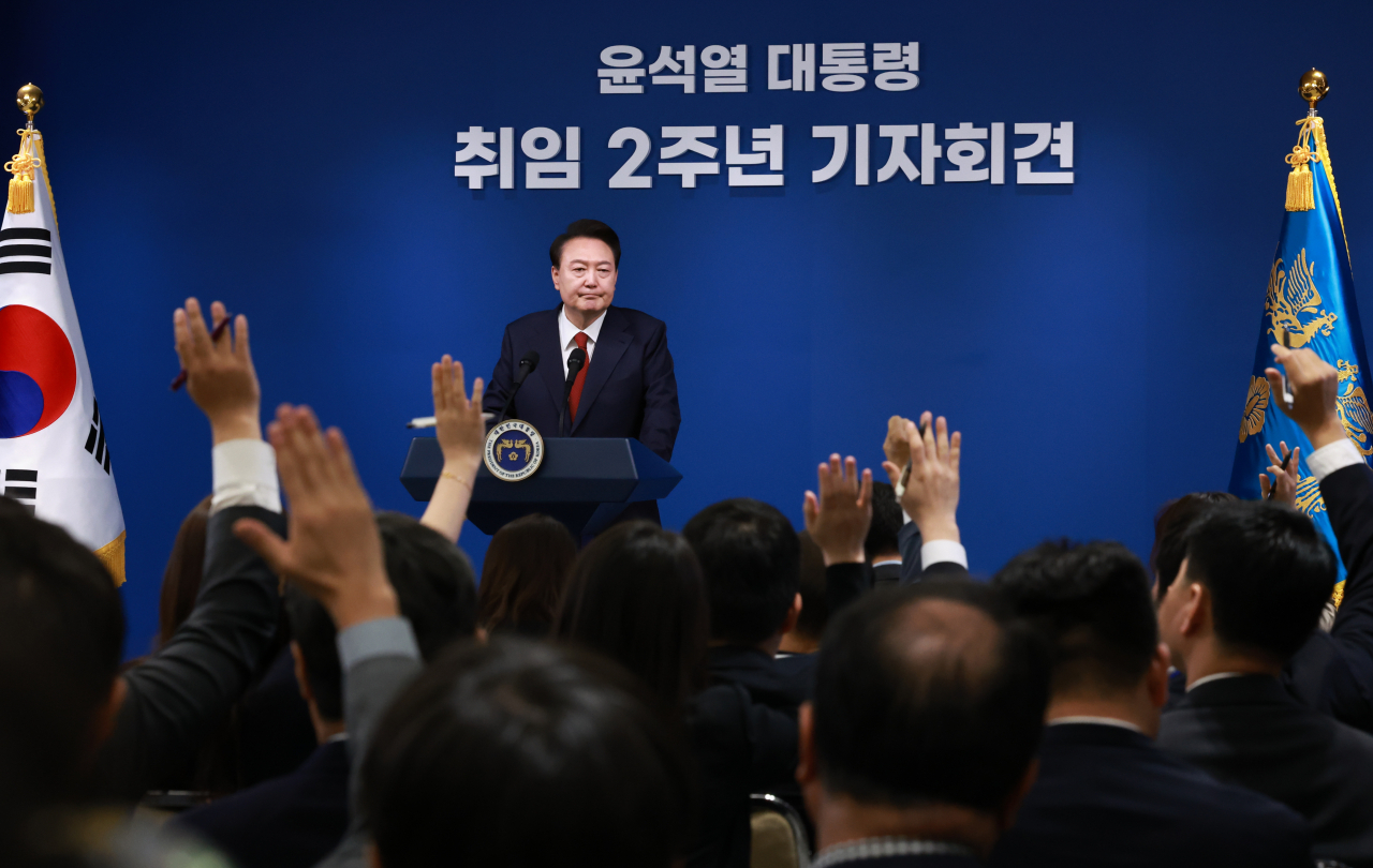 윤석열 대통령이 9일 오전 서울 용산 대통령실 청사 브리핑실에서 열린 ‘윤석열정부 2년 국민보고 및 기자회견’에서 취재진의 질문을 받고 있다. [연합]