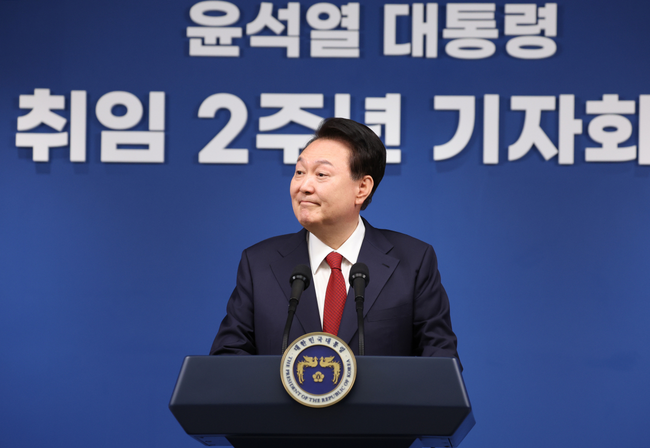 윤석열 대통령이 9일 오전 서울 용산 대통령실 청사 브리핑실에서 열린 '윤석열정부 2년 국민보고 및 기자회견'에서 취재진의 질문을 받고 있다. [연합]