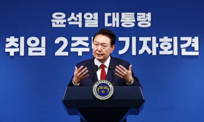 윤석열 대통령이 9일 서울 용산 대통령실 청사에서 열린 취임 2주년 기자회견에서 출입기자들의 질문에 답변하고 있다.[뉴시스]