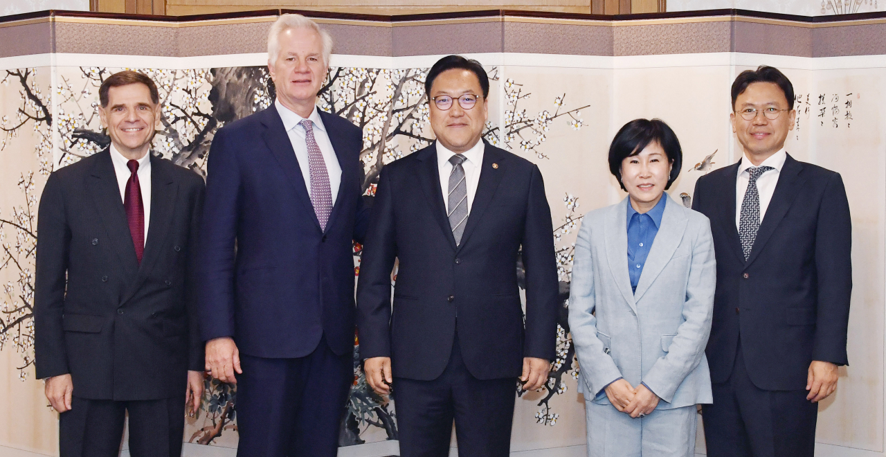 김병환 기획재정부 차관이 9일 오전 서울 종로구 정부서울청사에서 제이 콜린스(Jay Collins) 씨티은행 부회장과 기념촬영을 하고 있다. [기획재정부]