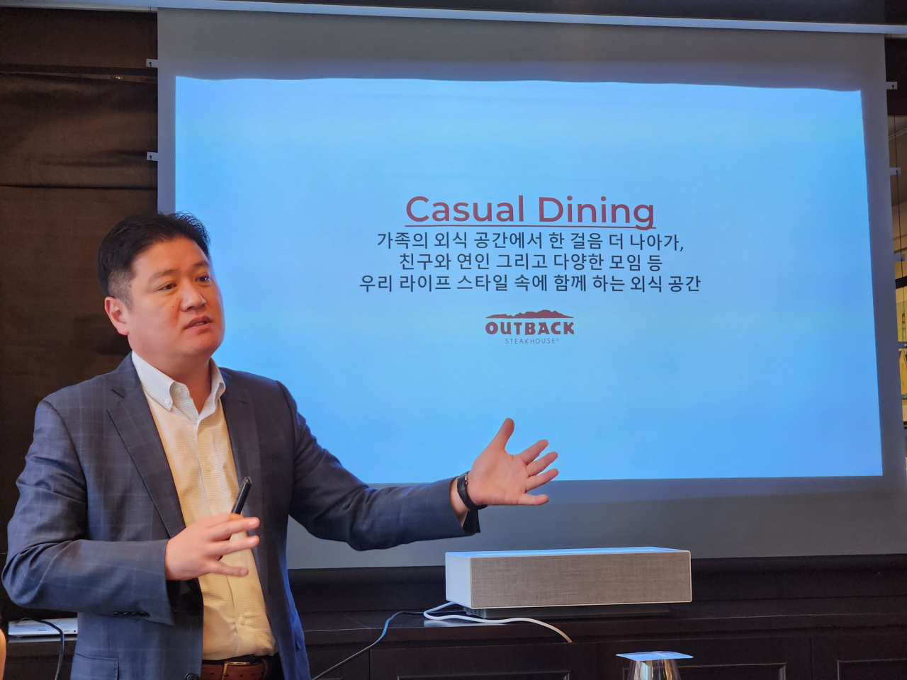 9일 정필중 아웃백스테이크하우스 직영사업본부장(전무)은 9일 서울 종로구 아웃백 광화문 디타워점에서 열린 기자간담회에서 아웃백 사업 전략을 설명 중이다. 정석준 기자
