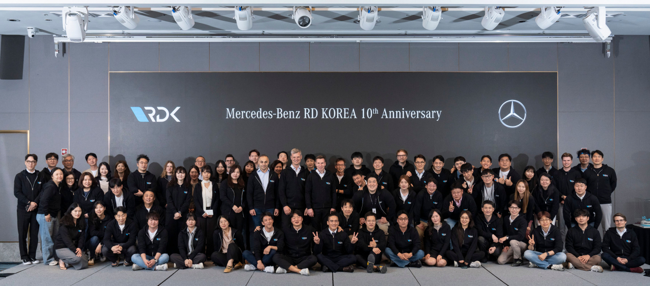 지난달 23일 서울 마포구에 위치한 호텔 나루 서울 엠갤러리에서 열린 ‘메르세데스-벤츠 R&D 코리아 센터’ 건립 10주년 기념식에서 임직원들이 기념사진을 촬영하고 있다. [메르세데스-벤츠 코리아 제공]