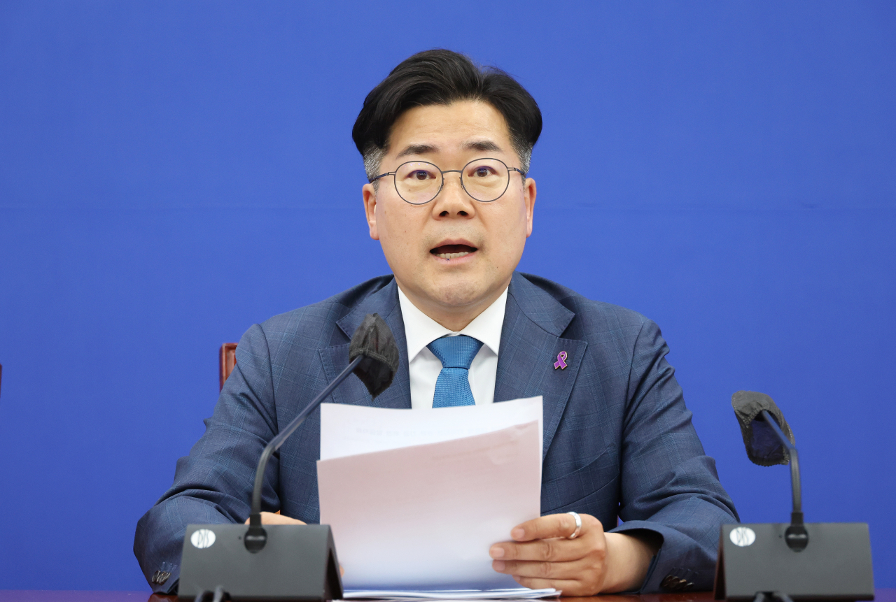 박찬대 더불어민주당 원내대표가 9일 오후 국회 본청 원내대표 회의실에서 대통령 기자회견 관련 긴급 입장 발표를 하고 있다. [연합]