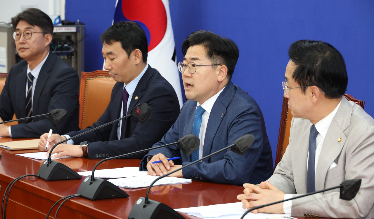 박찬대 더불어민주당 원내대표(오른쪽 두번째)가 9일 오후 국회 본청 원내대표 회의실에서 대통령 기자회견 관련 긴급 입장 발표를 하고 있다. [연합]