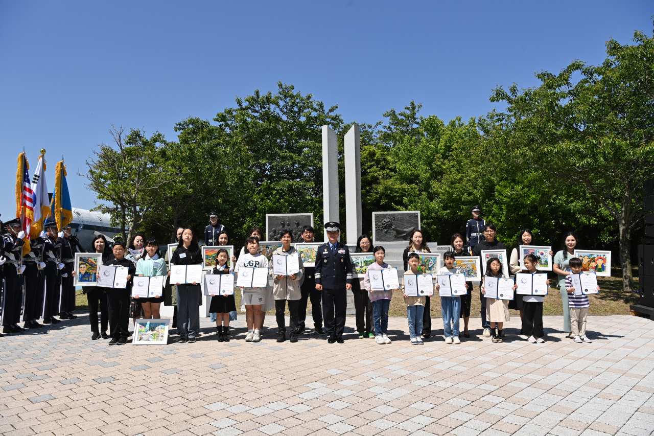 공군은 9일 이영수 공군참모총장 주관으로 제주 항공우주박물관에서 딘 헤스 대령 9주기 추모행사를 거행했다. 제2회 딘헤스 대령 추모그림 공모전 수상자에게 시상하고 함께 기념촬영하고 있다.[공군 제공]
