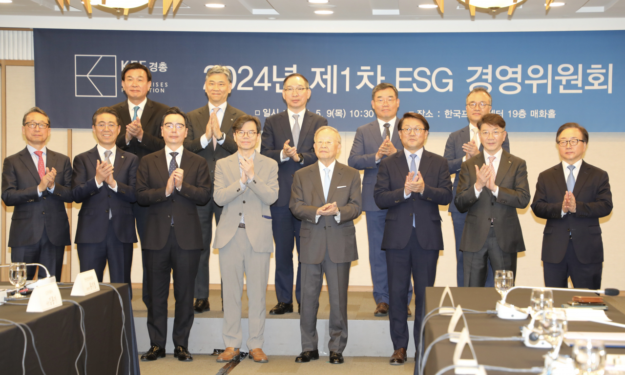(1열 왼쪽부터) 조영철 HD현대인프라코어/사이트솔루션 대표이사 사장, 노준형 롯데지주 ESG경영혁신실 부사장, 박준성 ㈜LG ESG팀 부사장, 기재부 김재훈 미래전략국장, 손경식 경총 회장, 박승희 삼성전자 대외협력담당 사장, 서진석 OCI홀딩스 대표이사 사장, 이동근 경총 상근부회장, (2열 왼쪽부터) 한용빈 현대자동차그룹 기획조정실 부사장, 김홍기 CJ주식회사 대표이사 사장, 김경한 포스코홀딩스 부사장, 김보현 대우건설 총괄부사장, 이기춘 코오롱인더스트리 전무. [경총 제공]