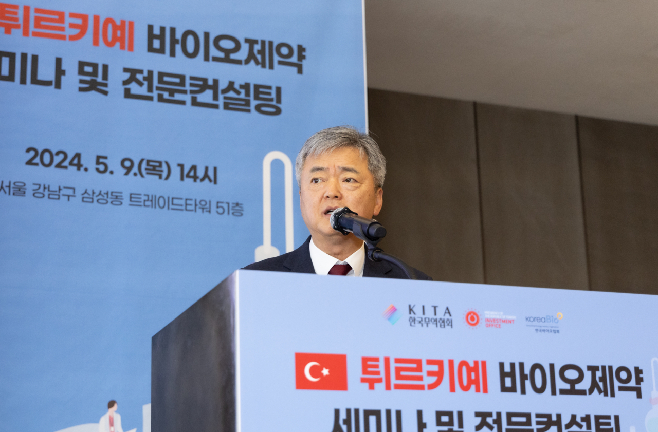 한국무역협회가 9일 삼성동 트레이드타워에서 한국바이오협회, 튀르키예투자청과 공동으로 개최한 '튀르키예 바이오제약 세미나 및 전문 컨설팅'에서 이인호 한국무역협회 부회장이 개회사를 하고 있다. [무협 제공]