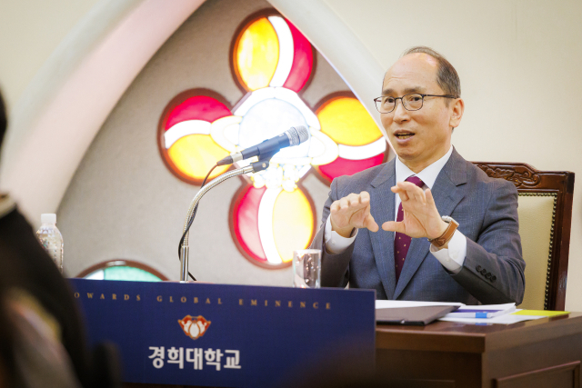 김진상 경희대 총장이 9일 경희대 서울캠퍼스 평화의전당에서 기자간담회를 열고 있다. [경희대 제공]