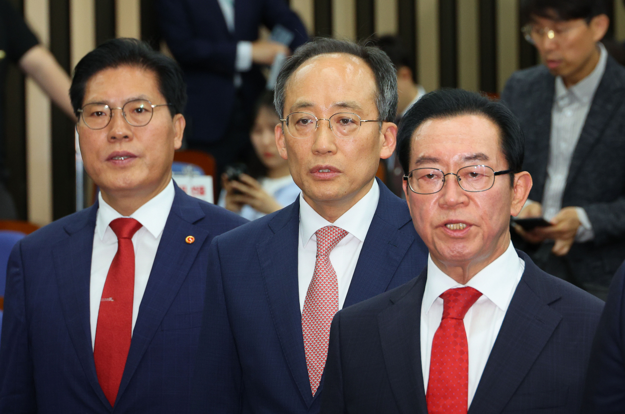 국민의힘 원내대표 후보로 나선 (왼쪽부터) 송석준, 추경호, 이종배 의원이 9일 오후 국회에서 열린 2024 원내대표 선출 당선자총회에서 애국가를 부르고 있다. [연합]