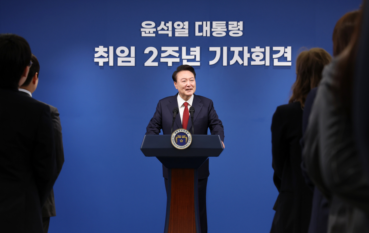 윤석열 대통령이 9일 오전 서울 용산 대통령실 청사 브리핑실에서 열린 ‘윤석열정부 2년 국민보고 및 기자회견’에 입장해 기자들과 인사하고 있다. [연합]