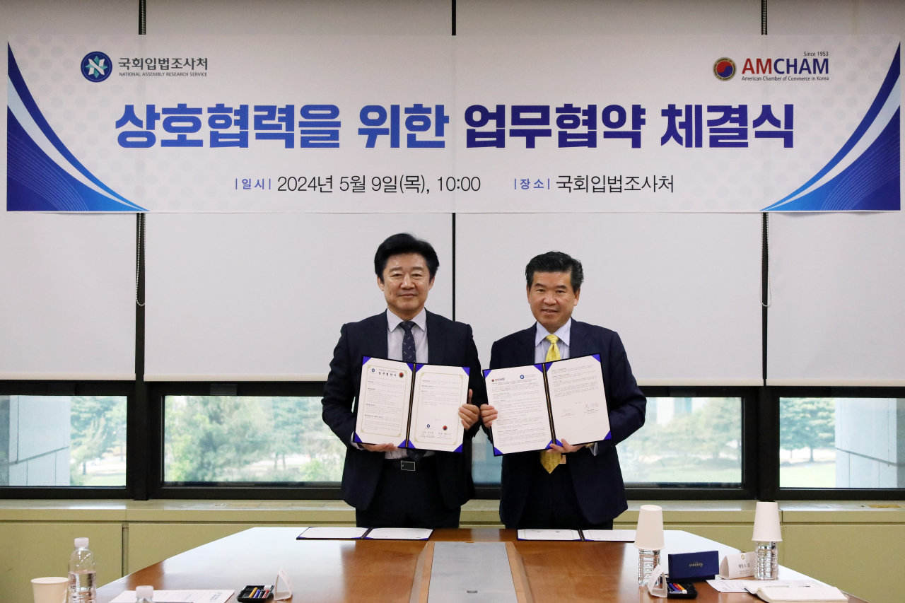 제임스 김(오른쪽) 암참 회장 겸 대표이사와 박상철 국회입법조사처장은 9일 서울 여의도 국회도서관에서 한·미 투자유치 촉진 및 국내 기업 경영환경 개선을 위한 업무협약을 체결했다. [주한미국상공회의소 제공]