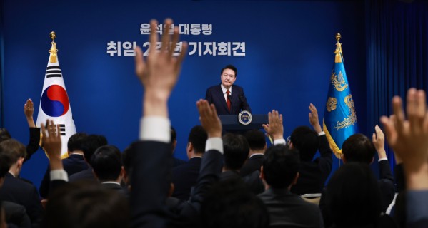 At 1st press conference in 631 days, Yoon seeks to mend media ties