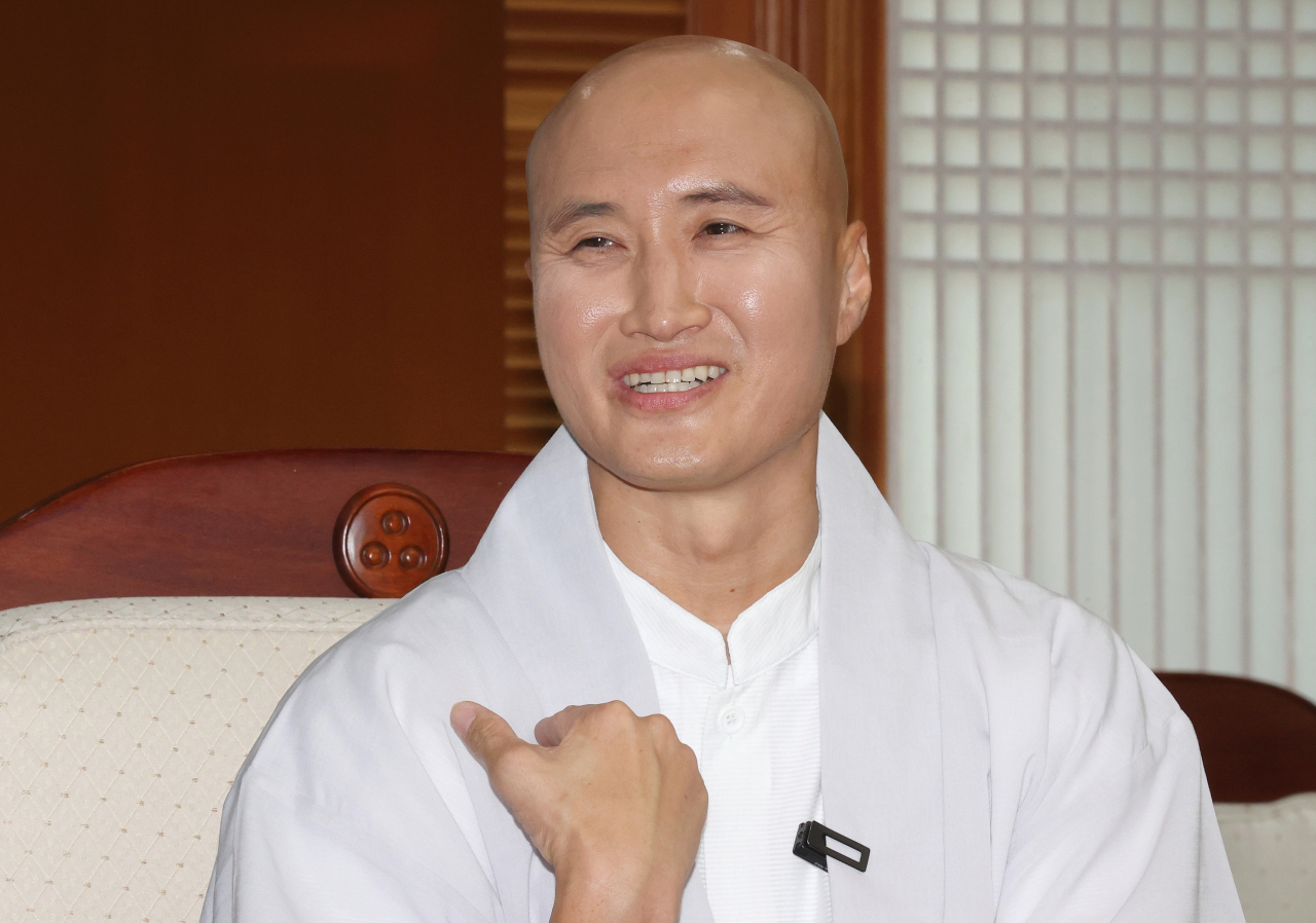 '뉴진'이라는 법명으로 활동하는 개그맨 윤성호가 지난달 30일 오전 서울 종로구 한국불교역사문화기념관에서 조계종 총무원장 진우스님과 대화를 나누고 있다. [연합]