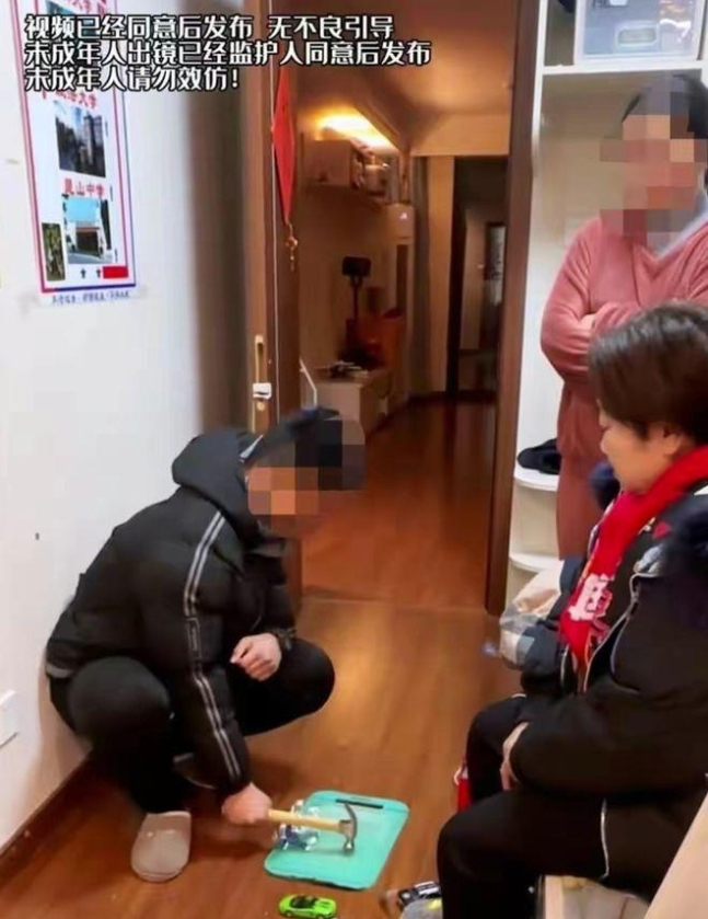 학생에게 완구 부수게 하는 중국 교육 인플루언서(오른쪽) [연합]
