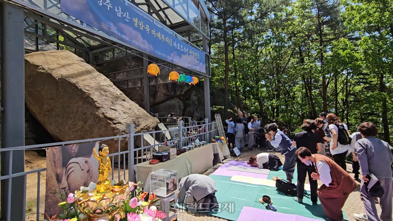 전남 백양사 교구의 스님과 불자들이 방문해 법회를 열었다. 열암곡 마애불 앞에선 작년 4월부터 1년째 릴레이 기도회가 열리고 있다.