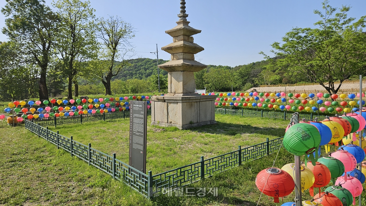 경주 남산 청룡사지에 있는 삼층석탑. 절은 사라지고 탑만 남았다.