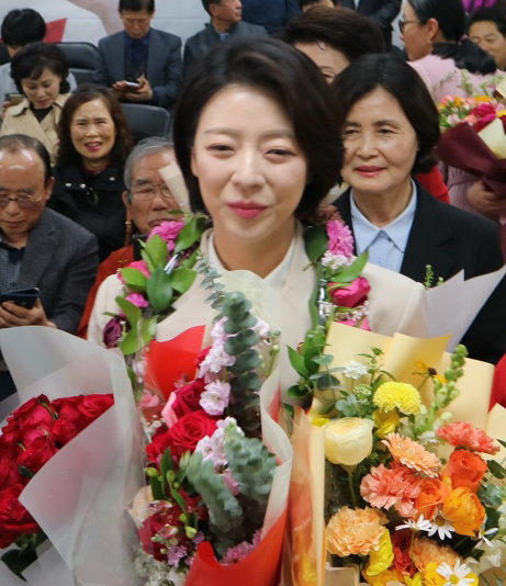 국민의힘 배현진 송파을 당선자가 10일 선거사무소에서 꽃다발을 받고 있다. [연합]