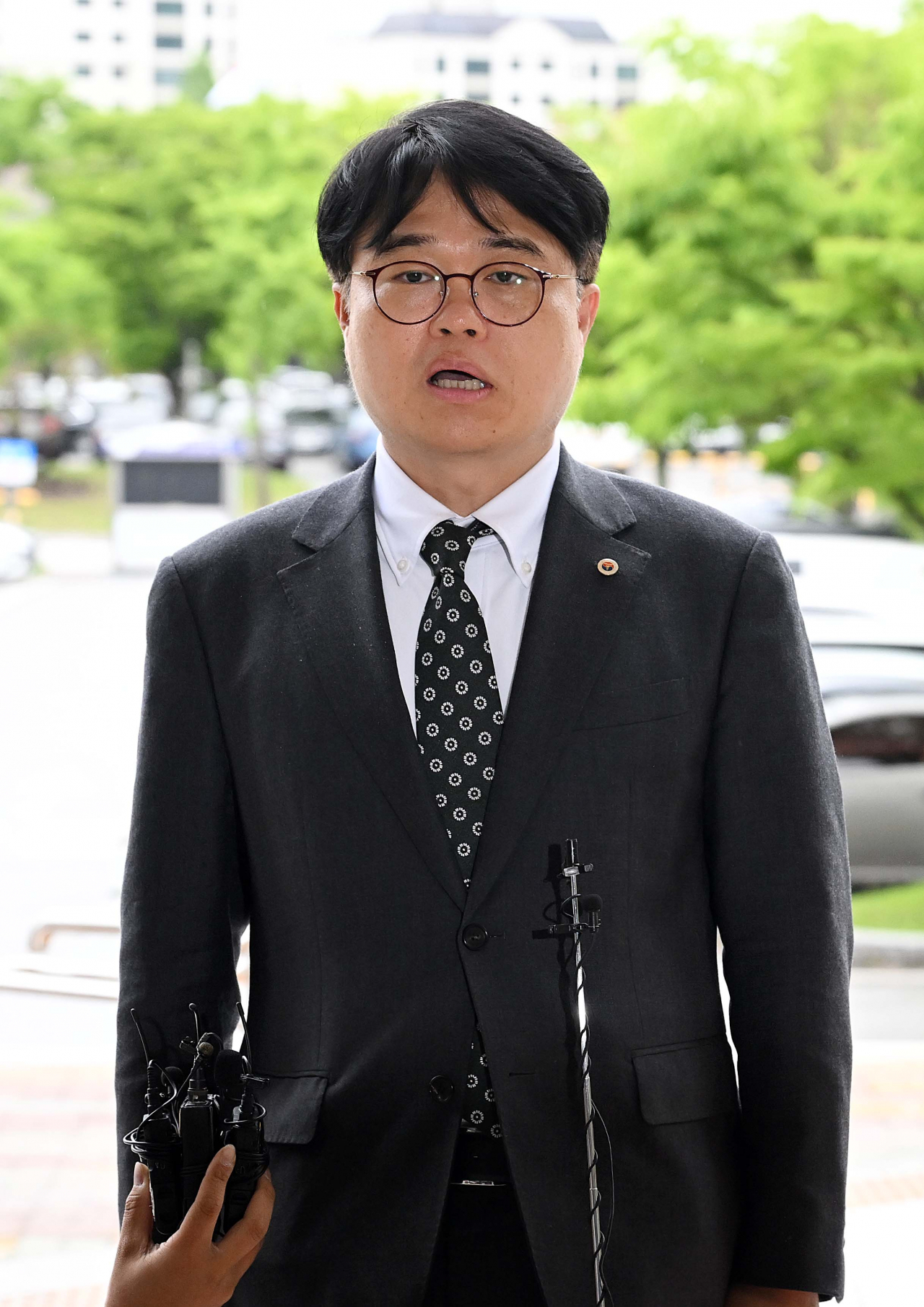 임현택 대한의사협회장이 7일 오후 경기도 과천시 중앙동 정부과천청사에서 서울 대형병원 '특혜 전원' 논란을 받는 문화체육관광부 공무원을 김영란법 위반 혐의로 고위공직자범죄수사처(공수처)에 고발하기 전 입장을 말하고 있다. 과천=이상섭 기자