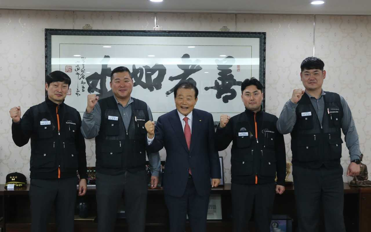 부산상공회의소는 양재생 회장(가운데)이 지난 8일 부산상의에서 르노코리아 노조 김동석 위원장을 비롯한 집행부와 간담회를 갖고 부산경제 발전을 기원하는 파이팅을 외치고 있다. [사진=부산상의]