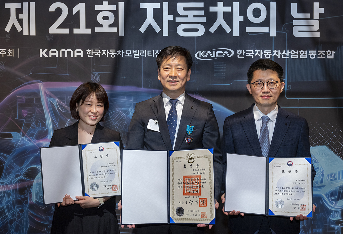 김민영(왼쪽부터) 르노코리아 수석디자이너, 박동재 신차 프로젝트 기술 담당 디렉터, 최석찬 재무지원 담당 디렉터가 기념 촬영을 하는 모습. [르노코리아 제공]
