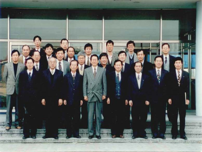 1995년 삼성중공업-KAIST 산학협력협의체 창설 당시 기념사진. 이경원(첫줄 왼쪽 네 번째부터) 삼성중공업 부사장, 신현동 KAIST 공대학장, 조광제 삼성중공업 상무, 故최도형 KAIST 기계공학과 교수(두 번째 줄 왼쪽 두 번째).[KAIST 제공]
