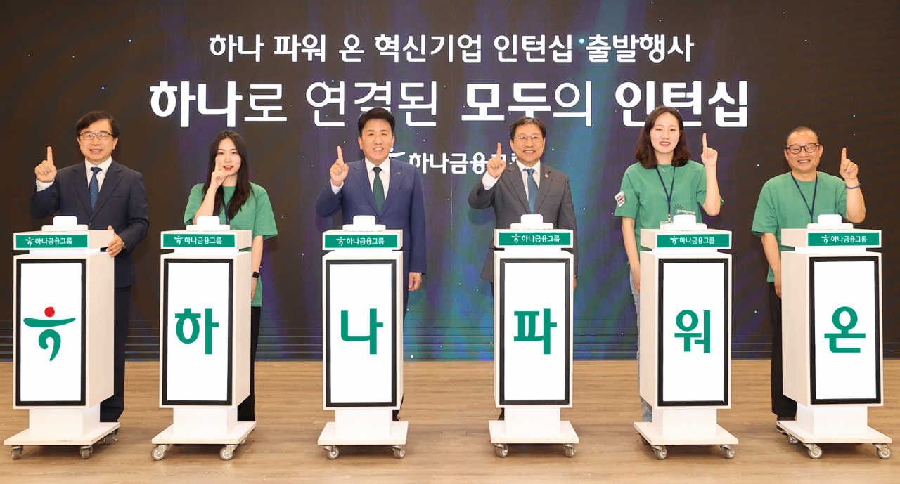 함영주(왼쪽에서 세 번째) 하나금융그룹 회장, 이성희(네 번째) 고용노동부 차관, 정현곤(맨 왼쪽) 한국사회적기업진흥원장이 행사장에 마련된 사회혁신기업 전시부스를 방문하며 기업에 대한 설명을 듣고 있다.[하나금융그룹 제공]