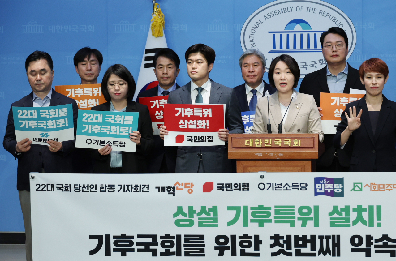 10일 국회에서 이소영(오른쪽 두번째부터) 더불어민주당, 김용태 국민의힘 , 용혜인 기본소득당, 김종민 새로운미래 등 22대 국회 당선인들이 ‘기후 국회’ 관련 합동 기자회견을 하고 있다. [연합]