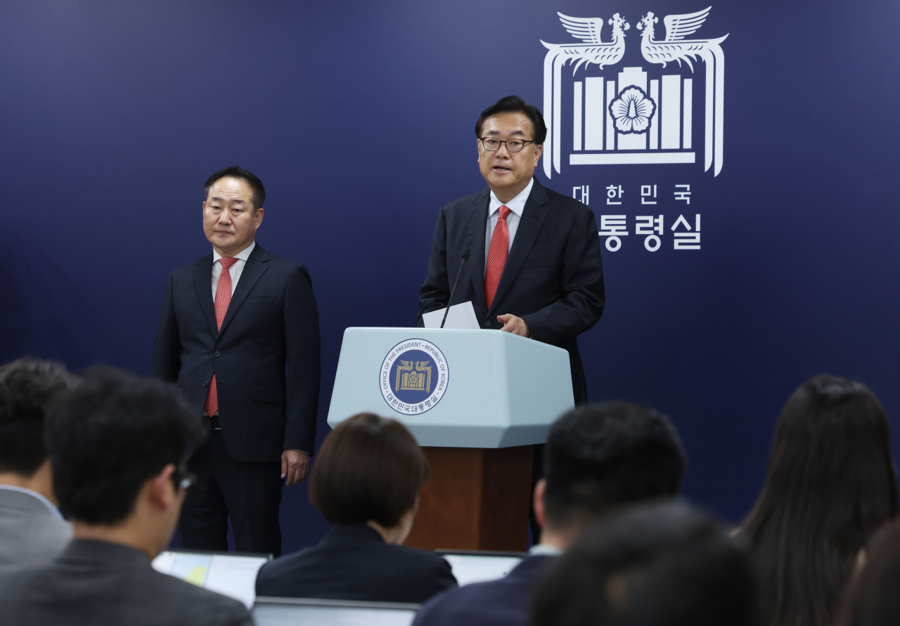 정진석 대통령 비서실장이 10일 서울 용산 대통령실 청사에서 시민사회수석에 내정된 전광삼 전 시민소통비서관을 소개하고 있다. [연합]