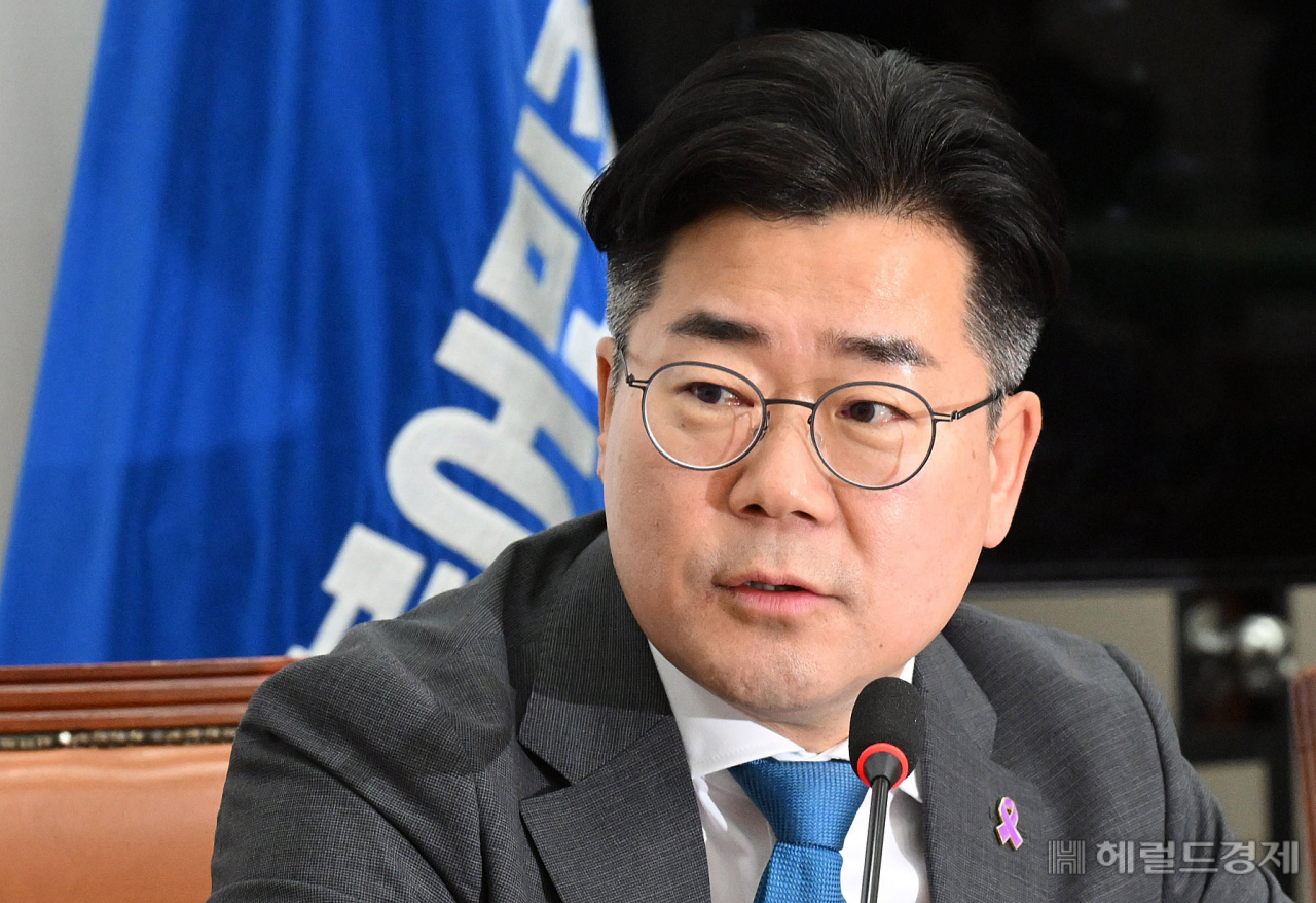 박찬대 더불어민주당 원내대표가 10일 서울 여의도 국회에서 열린 최고위원회의에서 현안에 관해 발언하고 있다. 이상섭 기자