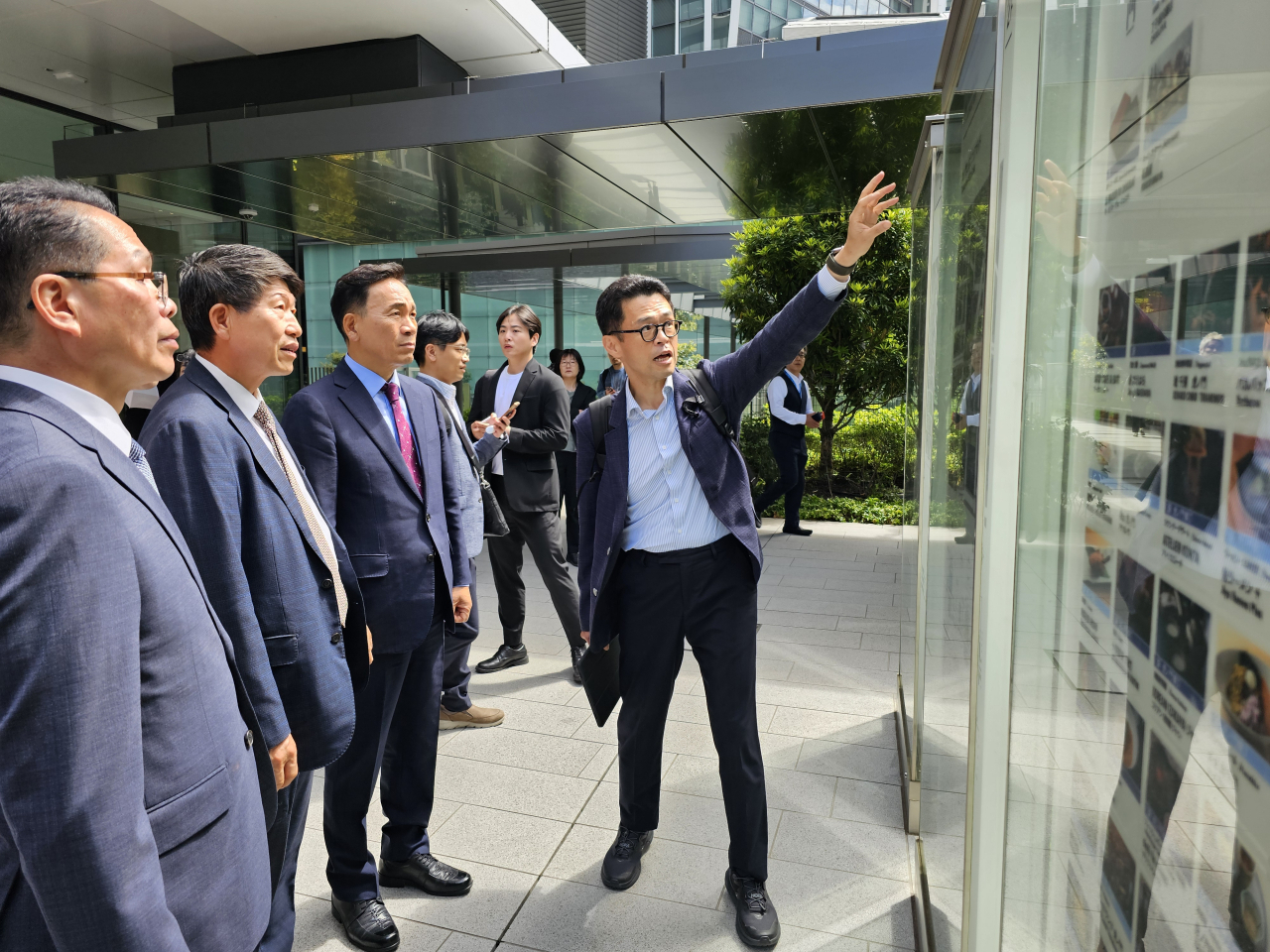 서울 강남구는 신축 예정인 구청 복합신청사 구상을 위해 조성명 구청장 등 구 대표단이 일본 도쿄 시부야구청을 전날 방문했다고 10일 밝혔다. 조성명(가운데) 구청장이 시부야구청 직원의 설명을 듣고 있다.[강남구 제공]