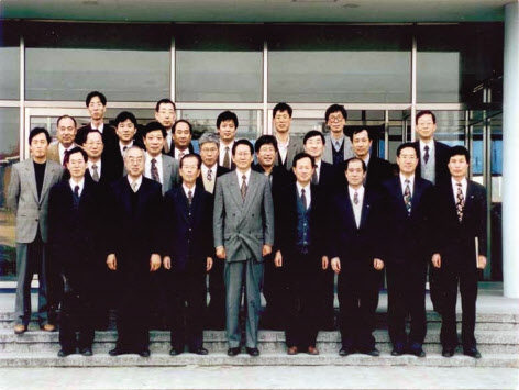 1995년 삼성중공업-KAIST 산학협력협의체 창설 당시 기념사진. 이경원(앞줄 왼쪽 네 번째부터) 삼성중공업 부사장, 신현동 KAIST 공대학장, 조광제 삼성중공업 상무(이상 창설 당시 직함) [KAIST 제공]