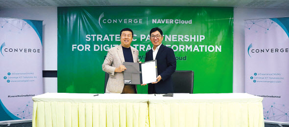 데니스 앤서니 위(왼쪽) 컨버지 CEO 겸 설립자와 김유원 네이버클라우드 대표