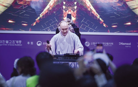 지난달 초 서울 강남구 대치동 서울무역전시컨벤션센터(SETCE)에서 열린 ‘2024서울국제불교박람회’에서 ‘뉴진 스님’이 디제잉을 하고 있다. 뉴진 스님은 개그맨 윤성호의 부캐릭터다.[2024서울국제불교박람회 사무국 제공]