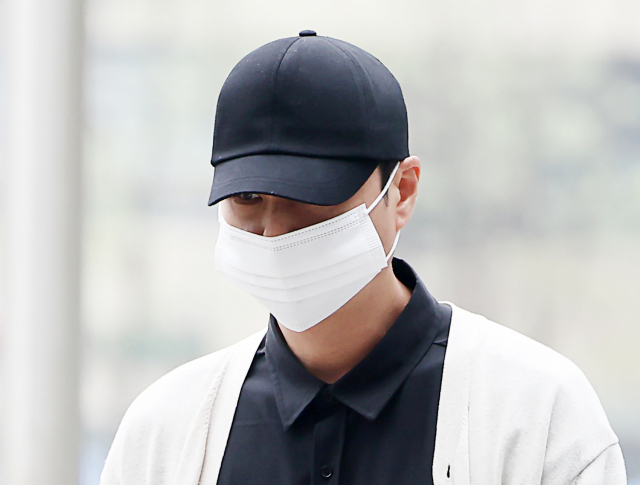 음주측정을 거부하고 남의 차를 몰고 귀가한 혐의(도로교통법상 음주측정거부·자동차 불법 사용)로 기소된 그룹 신화 멤버 신혜성(본명 정필교)이 지난해 4월6일 오전 송파구 서울동부지법에서 열리는 첫 재판에 출석하고 있다. [연합]