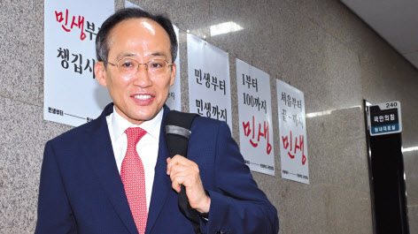 추경호 신임 국민의힘 원내대표가 10일 오전 서울 여의도 국회로 출근하고 있다. 추 원내대표는 전날 국회에서 진행된 원내대표 선거에서 과반인 70표를 얻으며 결선투표 없이 승리를 확정했다. 이상섭 기자