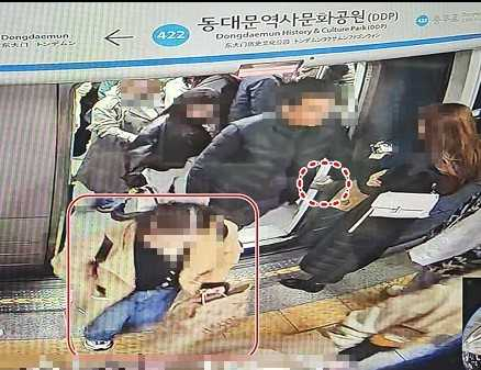 서울 동대문역사문화공원에서 지갑을 훔친 50대 남성 A씨. [서울경찰청 지하철경찰대 제공]