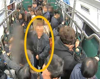 지하철에서 현금 10만원 상당이 들어있는 지갑을 훔친 뒤 다른 칸으로 이동하는 B씨. [서울경찰청 지하철경찰대 제공]