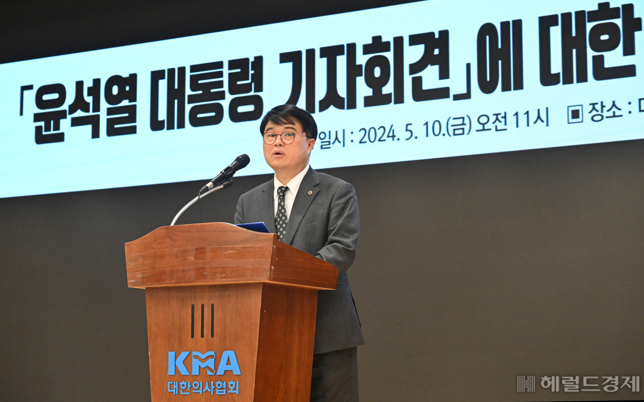 임현택 대한의사협회 회장이 10일 오전 서울 용산구 대한의사협회에서 윤석열 대통령 기자회견에 대한 대한의사협회 입장 브리핑을 하고 있다. 임세준 기자