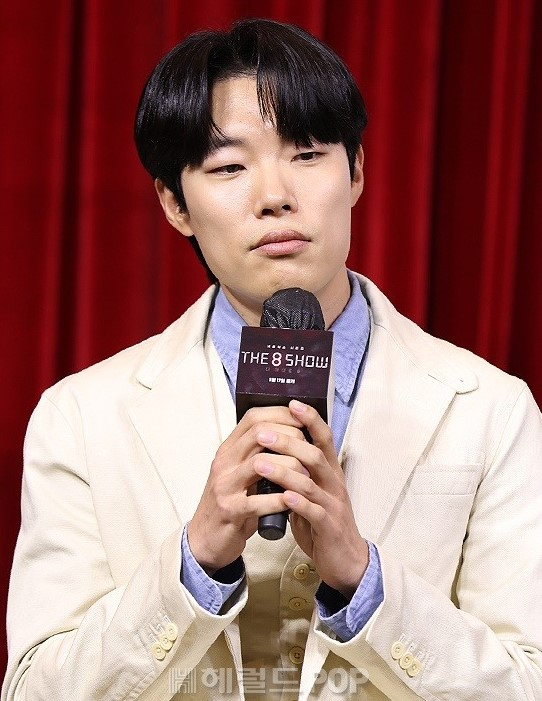 배우 류준열이 10일 서울 중구 장충동 앰배서더 서울 풀만 호텔에서 진행된 넷플릭스 '더 에이트 쇼' 제작발표회에 참석해 사생활 논란에 관해 입장을 전하고 있다. [헤럴드POP]