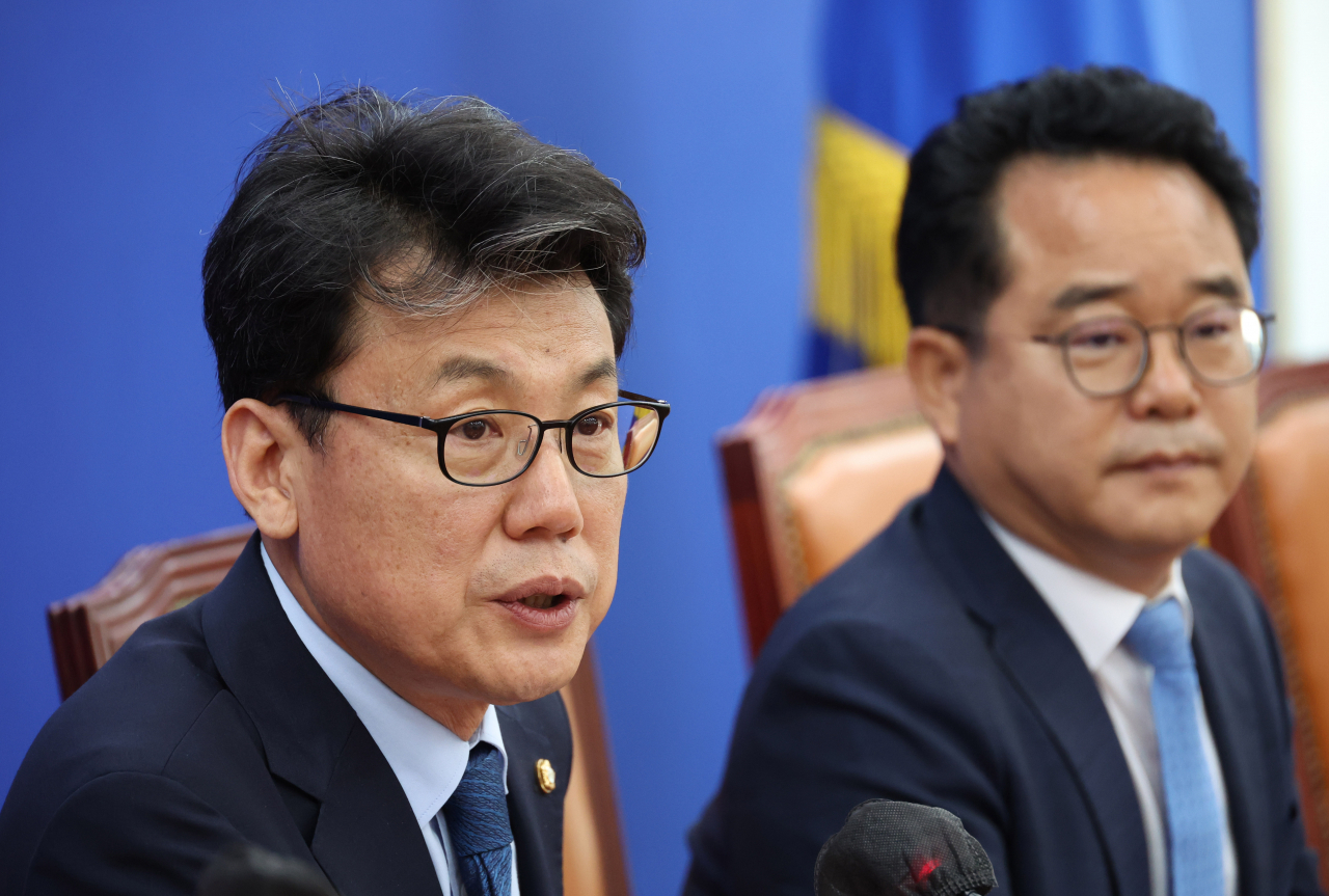 진성준(왼쪽) 더불어민주당 정책위의장이 10일 국회에서 기자간담회를 열고 인사말을 하고 있다. [연합]