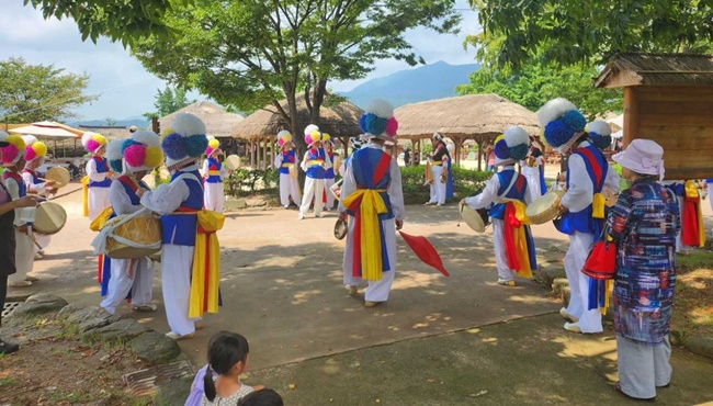 낙안읍성 초가집을 배경으로 농악 공연이 한창이다.