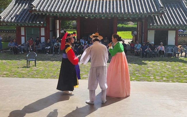 낙안읍성 객사에서 창극이 공연되고 있다.