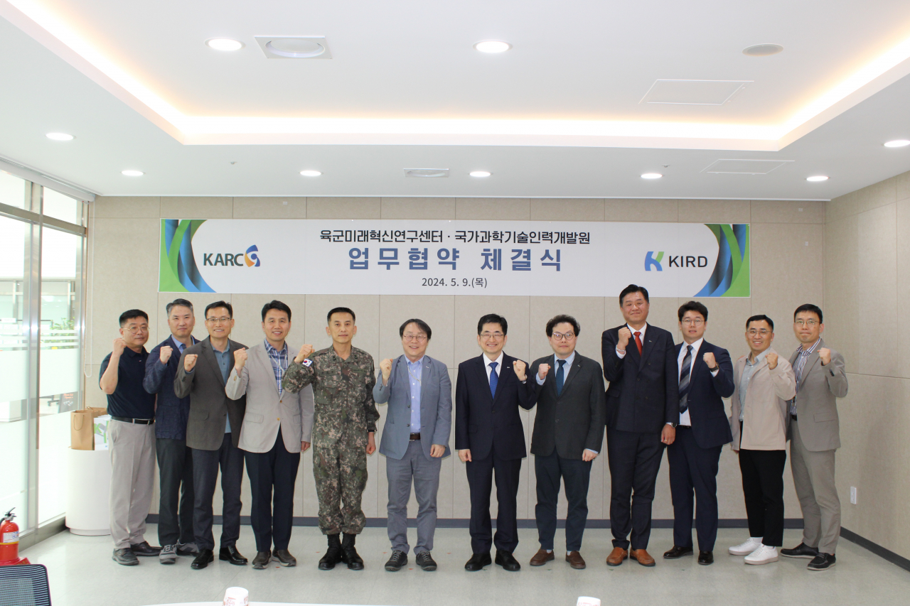 배태민(오른쪽에서 6번째) KIRD 원장과 이정권(왼쪽에서 6번째) 육군미래혁신연구센터장 등이 업무협약 후 기념촬영을 하고 있다.[KIRD 제공]