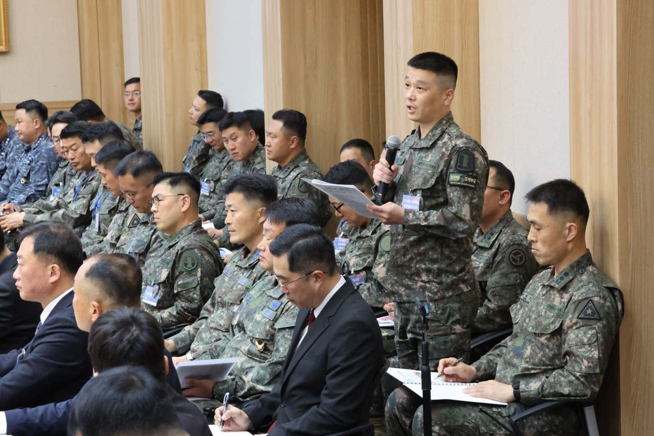 국방부는 10일 계룡대 대회의실에서 ‘지휘관 임무전념 여건 보장을 위한 대토론회’를 열었다. 지휘관들이 부대지휘와 작전 관련 예산은 부족한데 과도한 지휘감독 책임이 부여되는 실정이라며 해결방안이 필요하다는 의견을 개진했다.[국방일보 제공]