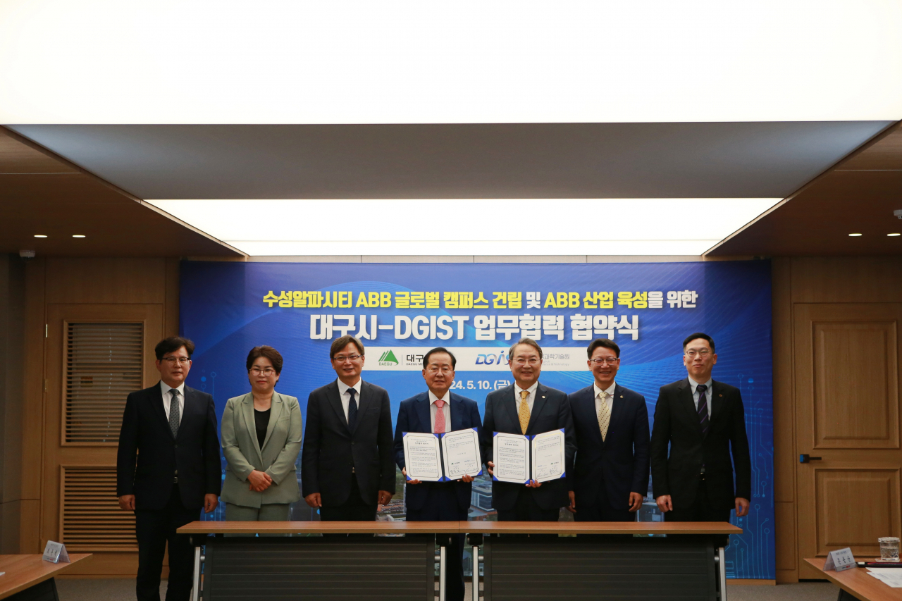 10일 열린 DGIST-대구시, ABB 글로벌 캠퍼스 건립 및 ABB 산업 육성을 위한 MOU 체결식 모습. 홍준표(왼쪽부터 네번째) 대구시장과 이건우(왼쪽 다섯번째) DGIST 총장이 협약서를 들어보이고 있다.[DGIST 제공]