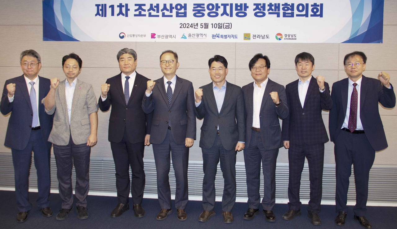 이승렬(왼쪽 네번째) 산업통상자원부 산업정책실장이 10일 서울 중구 대한상공회의소에서 열린 ‘조선산업 중앙지방 정책협의회’에서 참석자들과 기념촬영을 하고 있다. [산업통상자원부 제공]